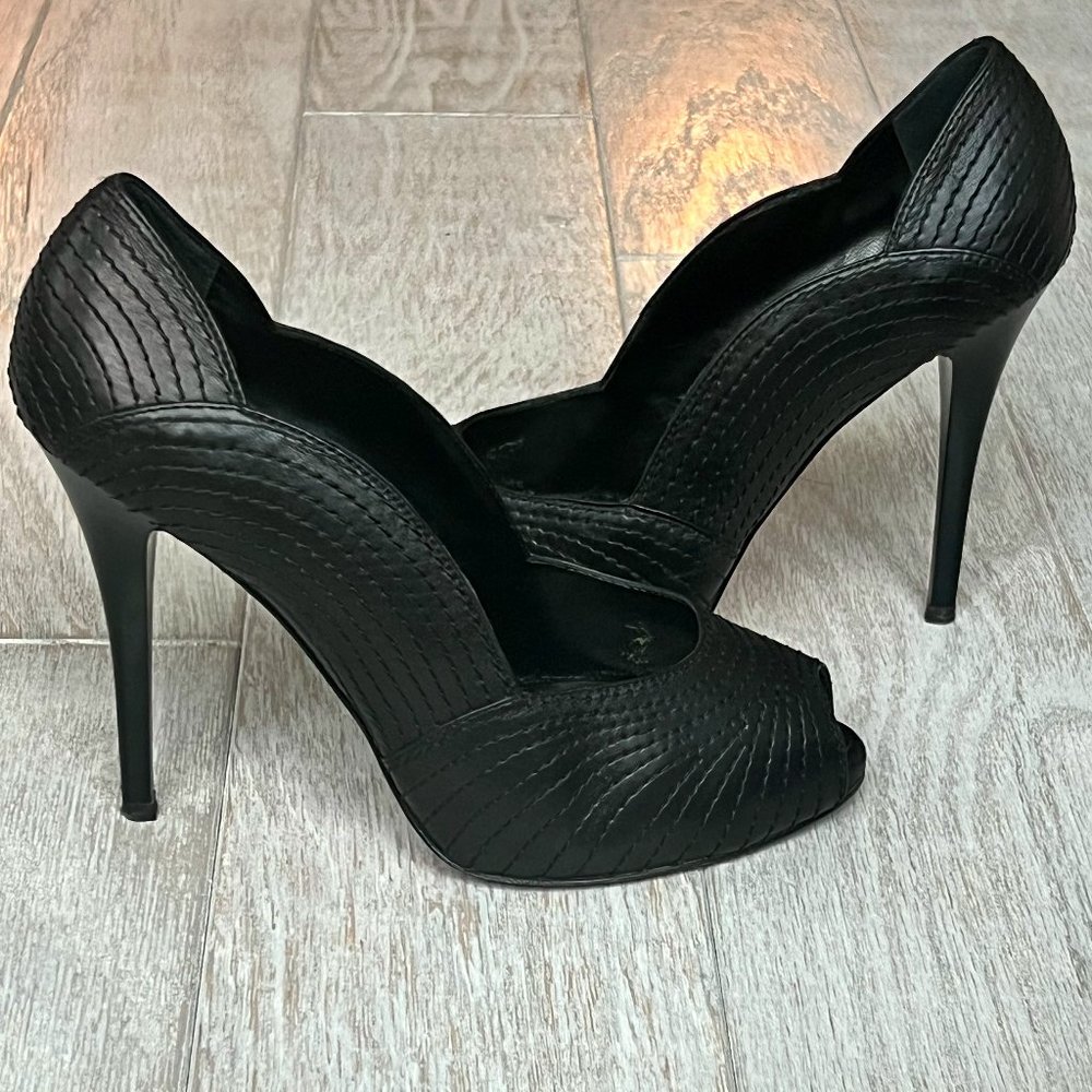 AUTHENTIC! Giuseppe Zanotti Pix 100 Black Leather Peep Toe Plato Sandal Size: 40